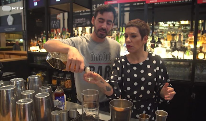 Beatriz Gosta aprende a fazer cocktails no Time Out Market