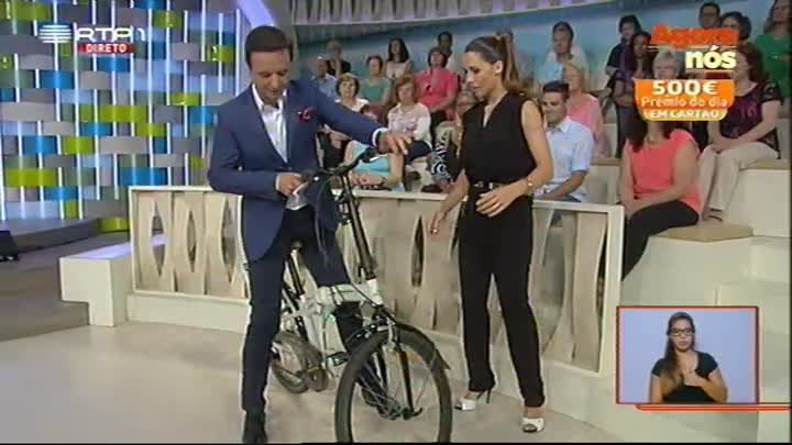 Zé Pedro e Joana Teles andam de bicicleta