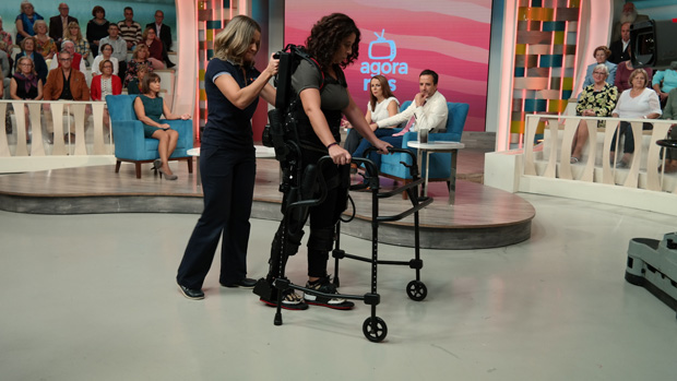 Exoesqueleto permite que paraplégicos assumam a posição de pé e andem