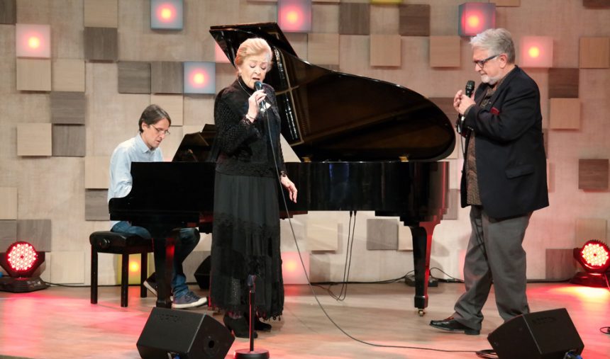 Simone de Oliveira e Vítor de Sousa cantam juntos
