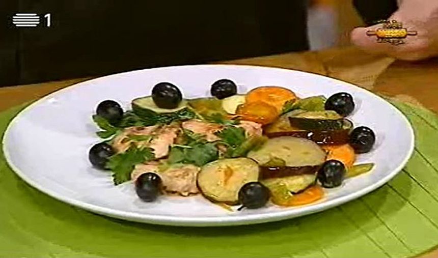 Salmão grelhado com legumes salteados à moda do Barreiro