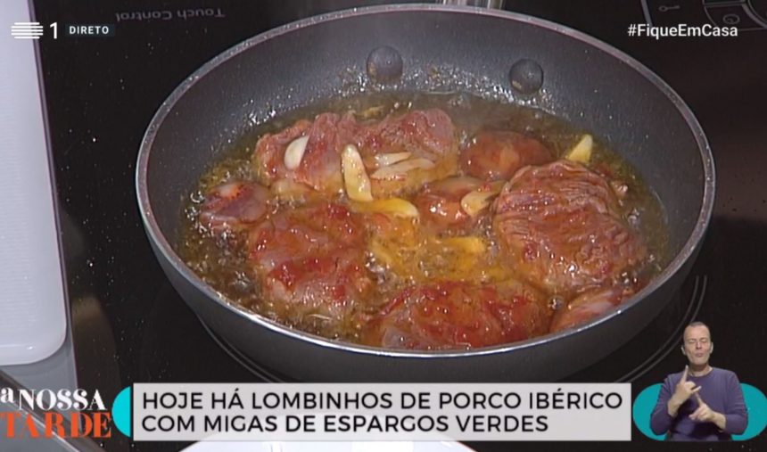 Receita: Lombinhos de porco ibérico com migas de espargos verdes e linguiça frita