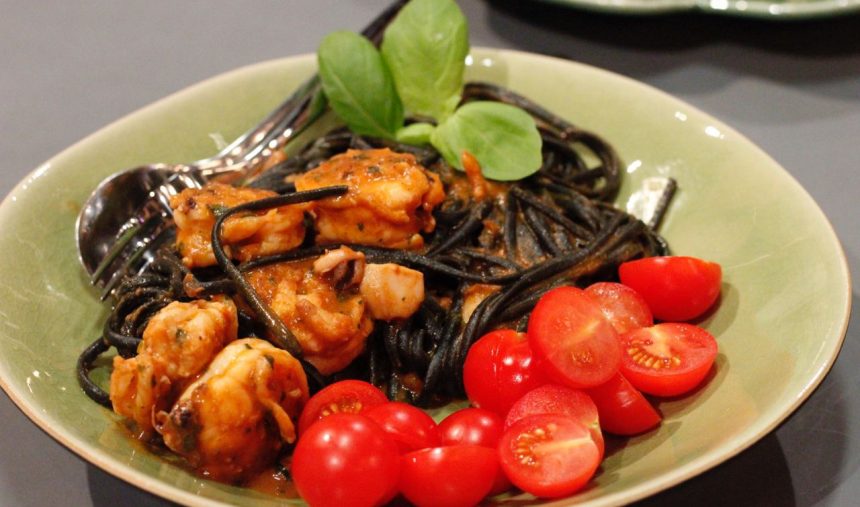 Receita: Esparguete Negro com Camarão e Lulinhas com Tomate Cereja