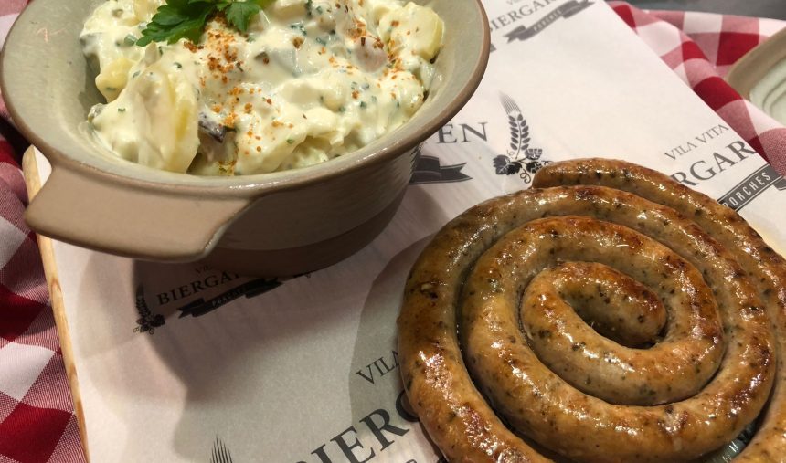 “Schneckenwurst” - Caracol de Salsicha à moda Nürnberg com Salada de Batata e Mostarda 