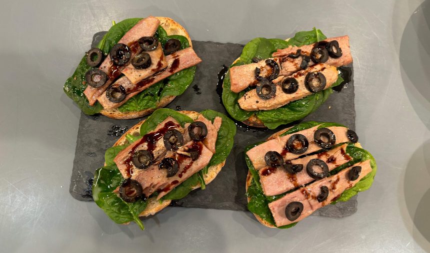 Tostada de Ventresca de Atum com o seu Azeite, Azeitonas Fatiadas e Espinafre Baby - Chef Carlos Madeira