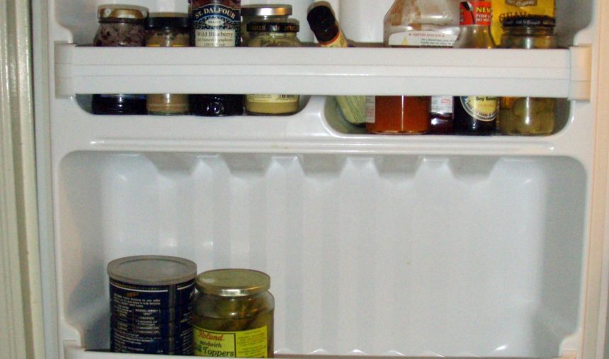 Como retirar odores do frigorífico?