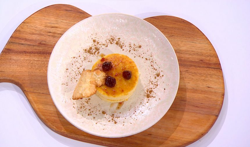 TARTE DE REQUEIJÃO COM DOCE DE CEREJA E CROCANTE DE AMÊNDOA