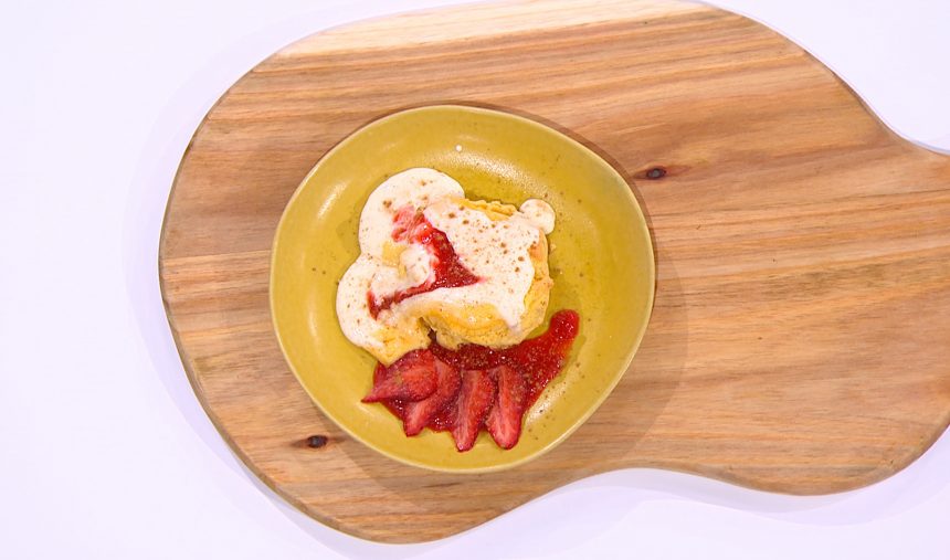 PÃO DE LÓ COM ESPUMA DE ARROZ DOCE E CALDA DE MORANGOS