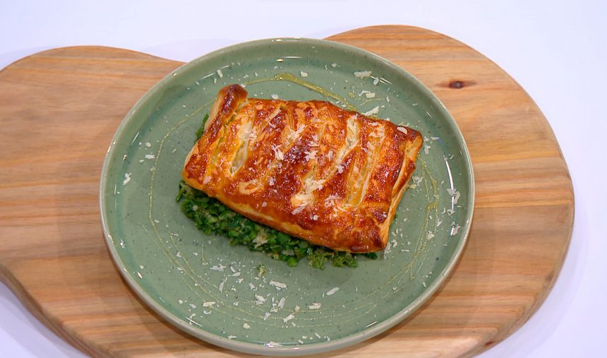 FOLHADO DE CABRITO, GRELOS E QUEIJO CURADO COM FIO DE MEL