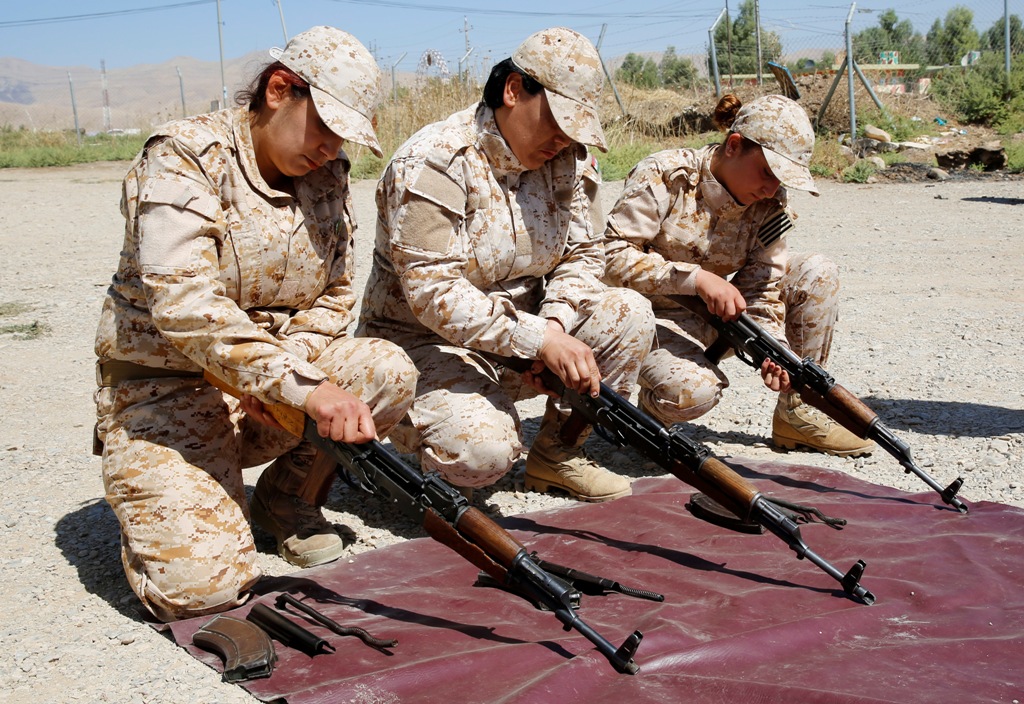 Grupo de mulheres prepara as suas armas: Foto: Reuters