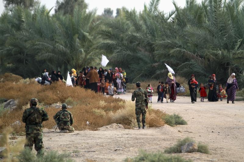Familias iraquianas rendem-se a tropas iraquianas em Jour al.Sakhr a sul de Bagdade (Mahmoud Raouf Mahmoud  Reuters) 27 out 2014