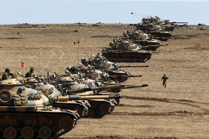 tanques turcos na fronteira junto a Kobani 8 out (Reuters)