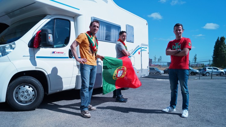 Uma auto-caravana com uma missão chegar a França e ao Euro'16