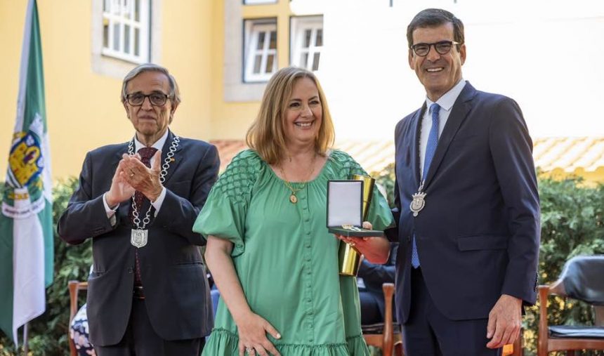 Fátima Campos Ferreira distinguida com medalha de mérito
