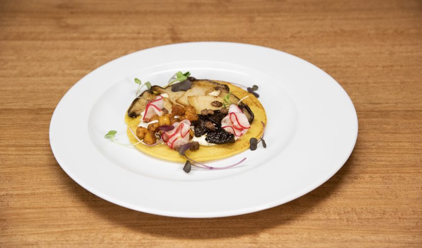 Panqueca de grão-de-bico com cogumelos, rabanete e foie gras