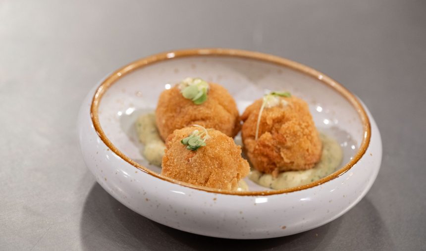 Bolinhas de farinheira com queijo da serra e chutney ameixa e maçã