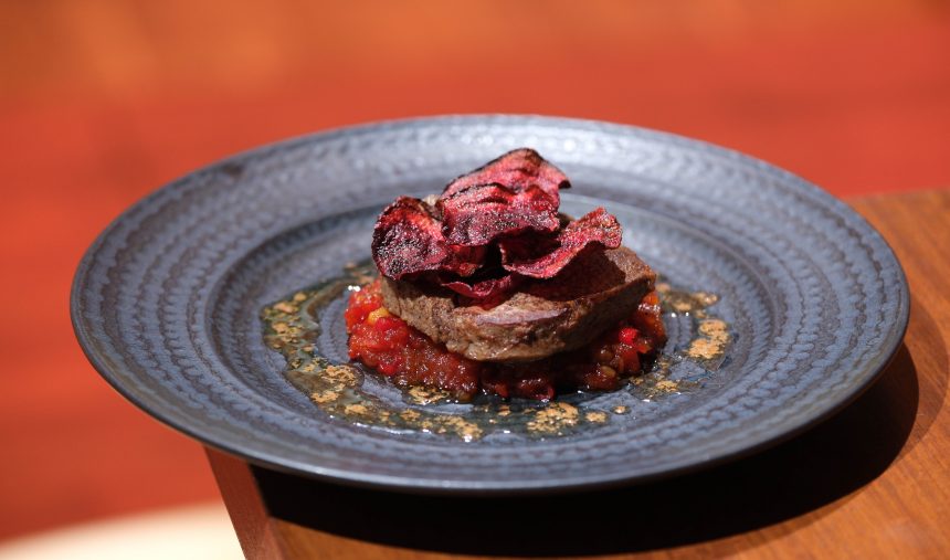 Bife do Lombo com Chutney de Tomate e Malagueta e Chips de Beterraba - Eunice