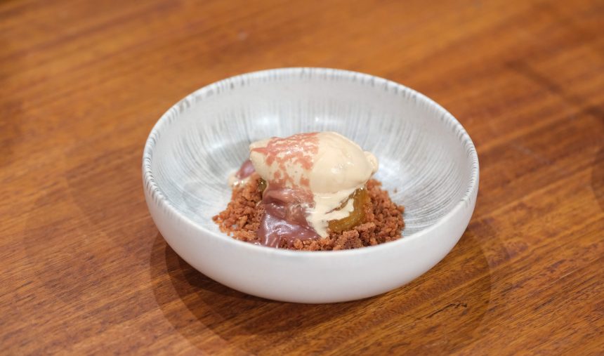 Mil Folhas de Maçã com Crumble de Canela, Caramelo de Vinho do Porto e Gelado de Chá Preto - Leonardo