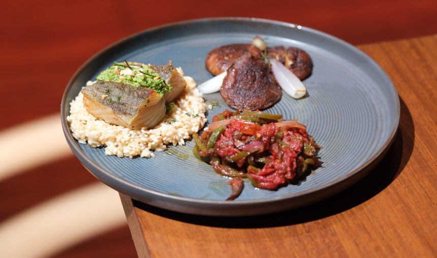 Lombos de Bacalhau com Chutney de Pimentos e Tomate em cama de Arroz Cremoso, Crocante de Amêndoa e Bimi e Cogumelos Shiitake Salteados - Luís