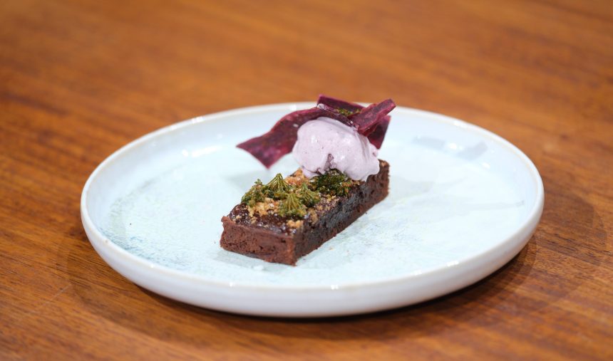 Brownie de Chocolate com Praline de Avelã, Floretes de Bimis Fritas, Gelado de Batata Doce e Canela e Chips de Batata Doce - Leonardo