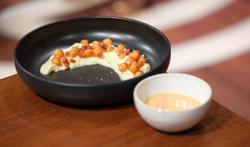 Puré de Pastinaca, Grão e Bacon Salteado com Molho de Leite de Coco - Catarina