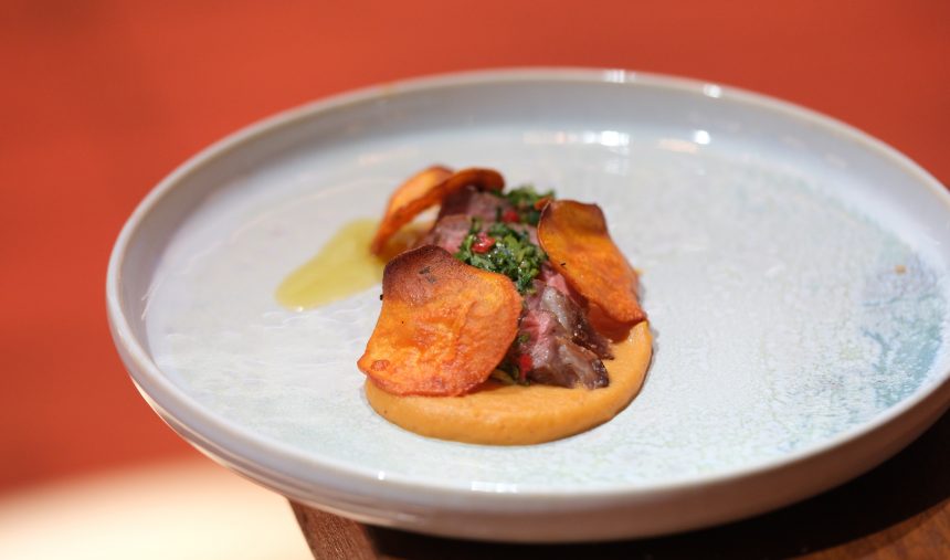 Borrego com Puré de Batata Doce, Chips de Batata Doce e Chimichurri de Jidungo - Hugo