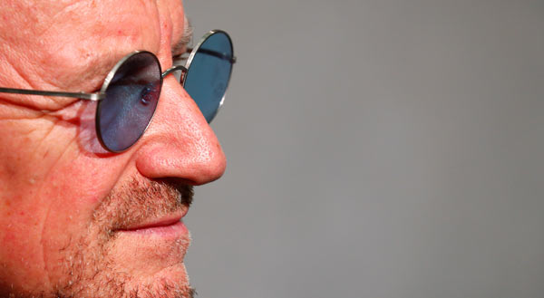 Bono homenageia médicos 