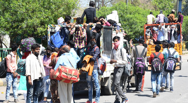 Índia pulveriza com desinfetante os trabalhadores migrantes 