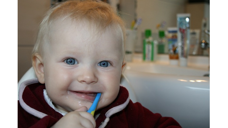 Como ensinar as crianças a escovar os dentes?