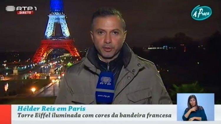 Torre Eiffel iluminada com as cores da bandeira francesa