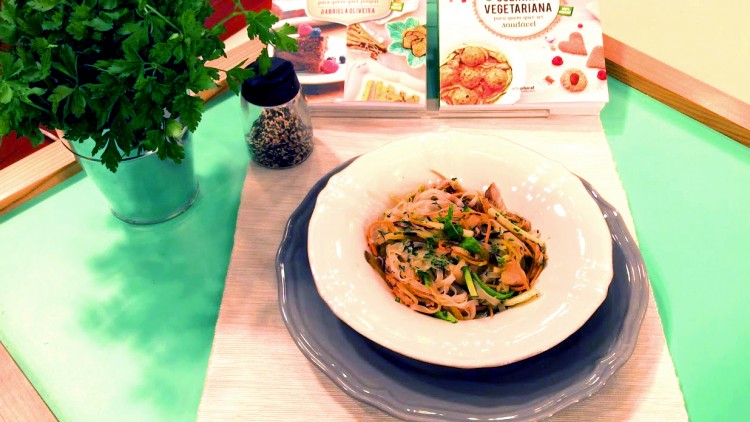 Noodles de arroz com cogumelos e vegetais