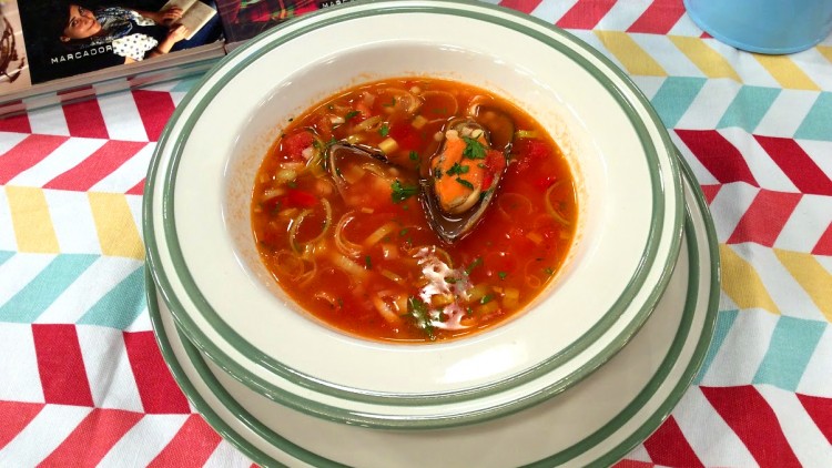 Sopa de mexilhão com tomate