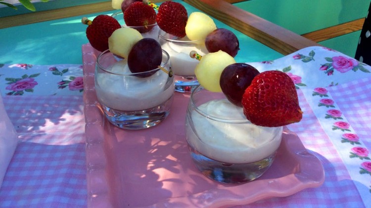 Mousse de iogurte com espetadinhas de frutas
