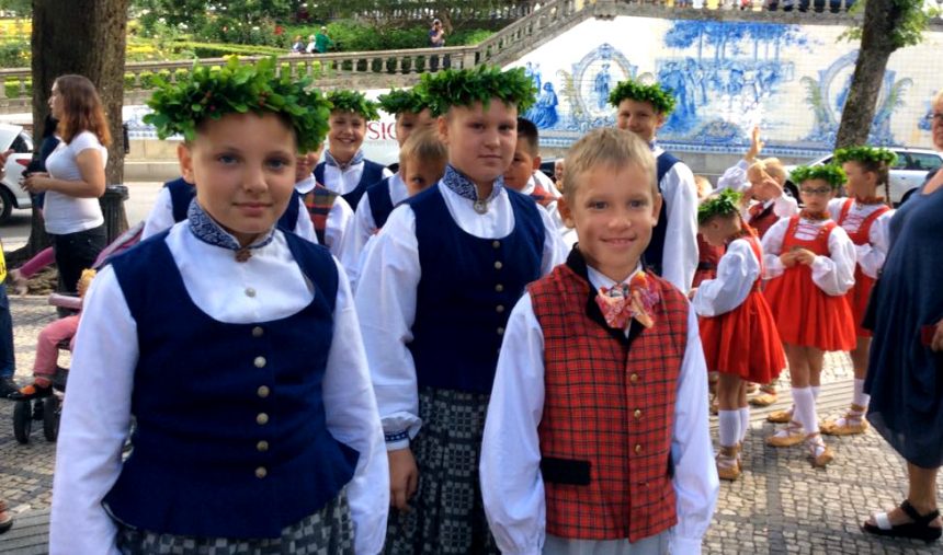 A Praça em Viseu – “Dzirkstelite Children Folk Dance Ensemble”
