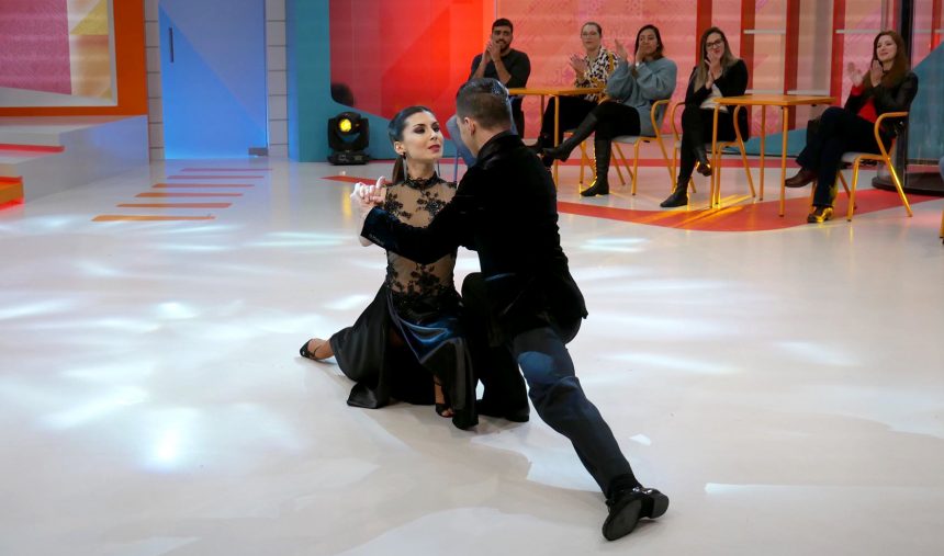 Academia 'Esquina de Tango' atua na Praça da Alegria