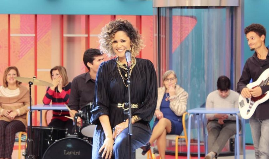 Adriana Lua apresenta novo álbum na Praça da Alegria